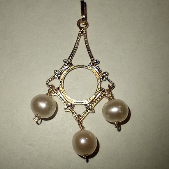 14Kt Yellow Gold Pearl Pendant - Picture 3 of 3